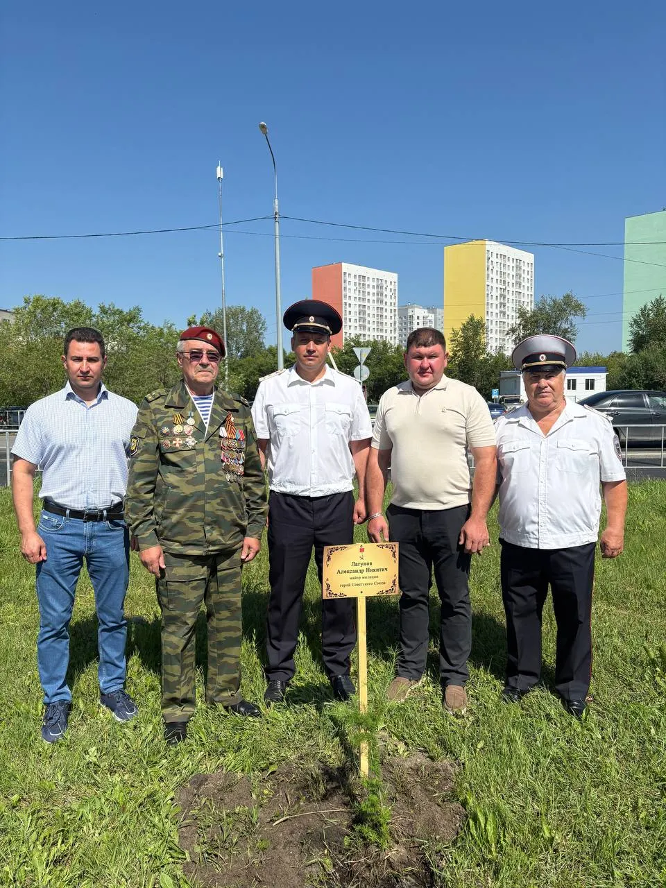 Ветераны правоохранительных органов посадили деревья в честь сотрудников, погибших при исполнении служебного долга; церемония приурочена к Дню памяти и скорби.