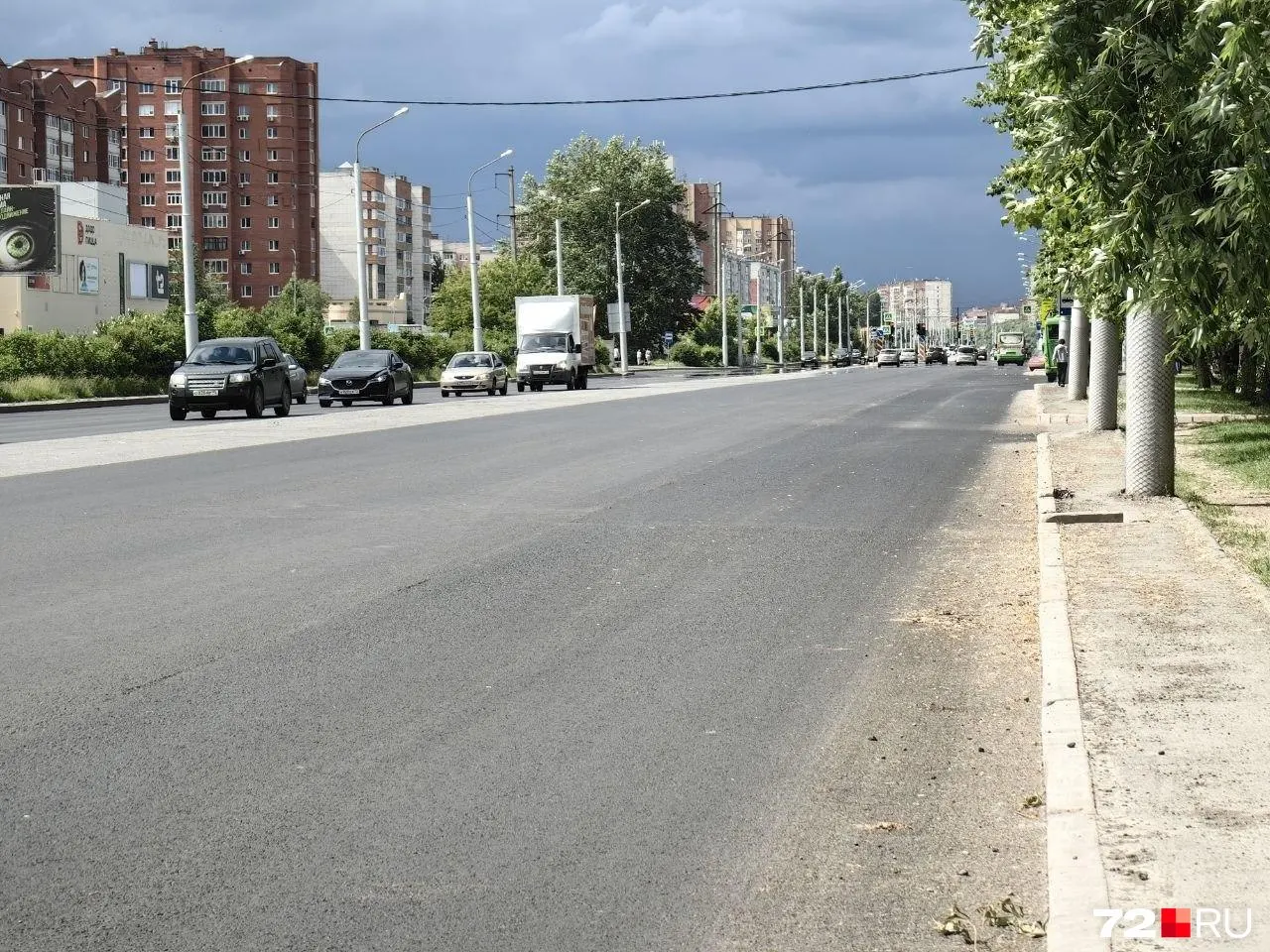 Работы на одной из самых длинных улиц города — от Мельникайте до Народной (около 4,5 км) — близки к завершению: новый асфальт положен почти по всей длине, осталось покрыть участок от Монтажников до Народной.