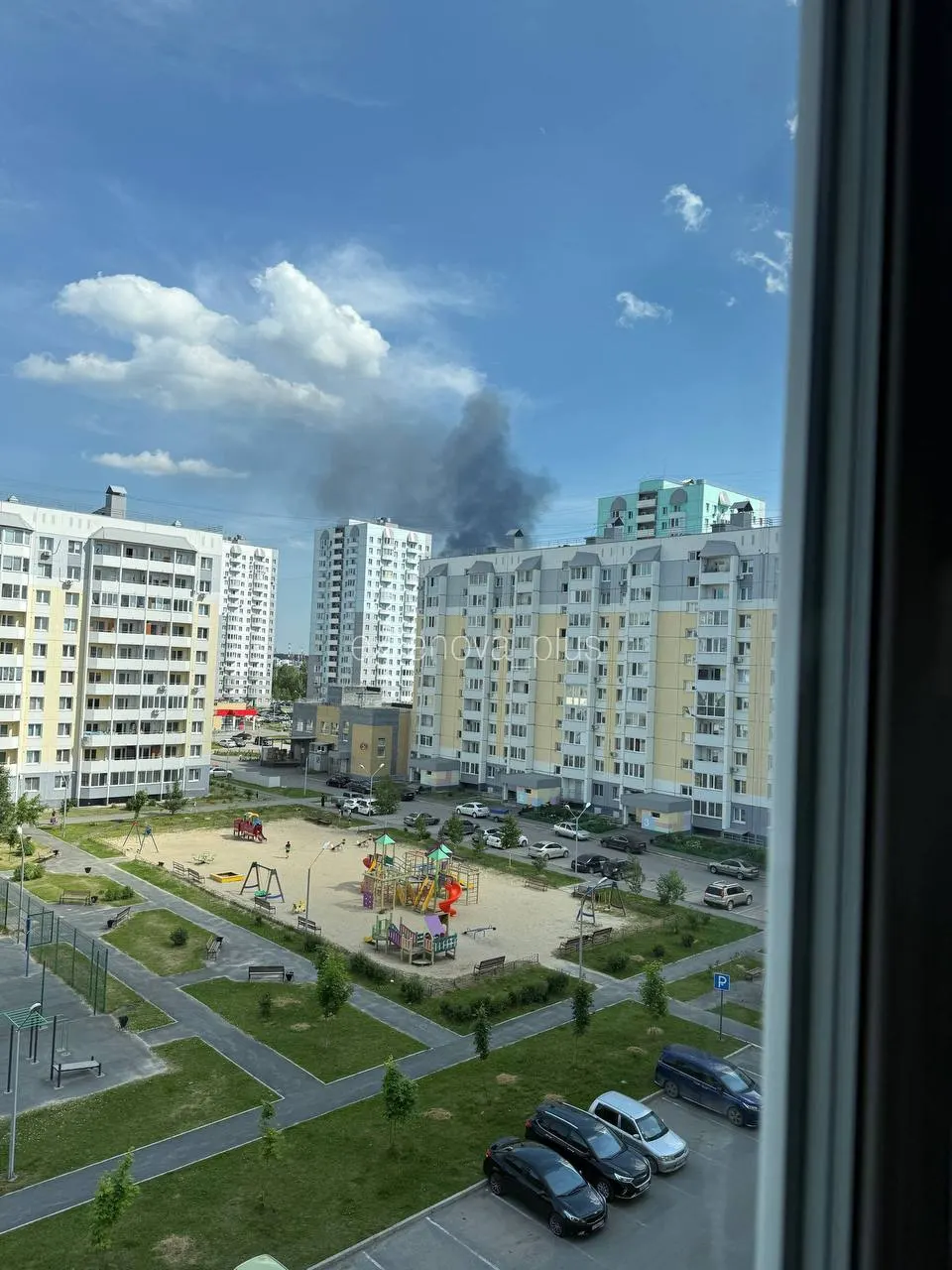 Местные власти сообщили, что завод не пострадал, сотрудников эвакуировали. Ранее НПЗ уже попадал под удар дронов; расстояние до украинской границы превышает 1 900 км.