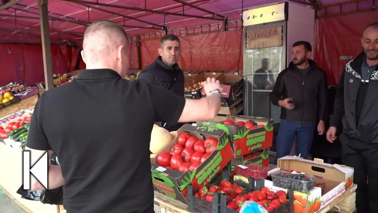 С начала июня в Тюмени проверяющие изъяли свыше 200 кг продукции с уличных прилавков и оформили 25 административных протоколов. Аналогичные рейды фиксируются и в ЯНАО.