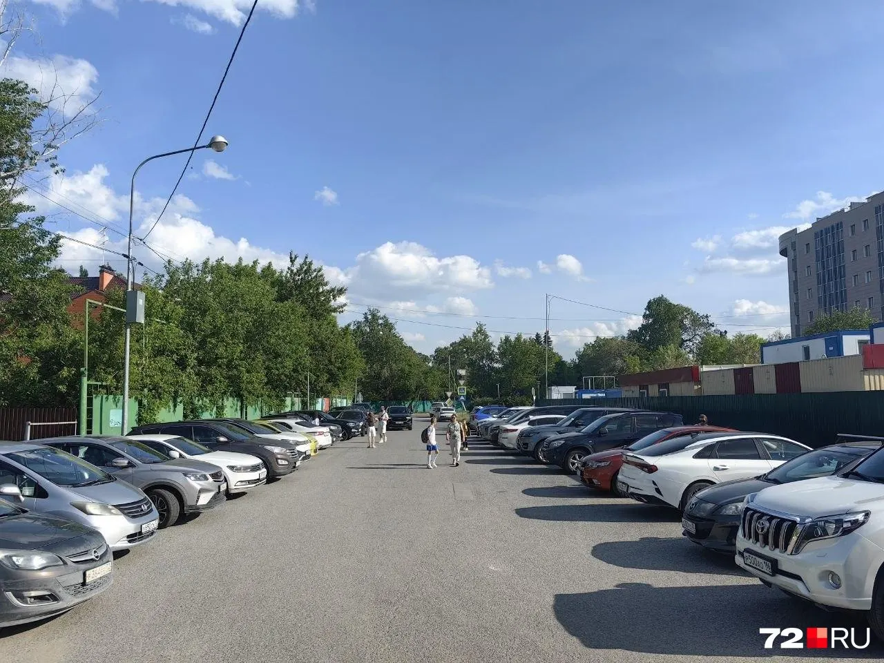 Шлагбаум установили на муниципальной парковке у стадиона «Геолог» и рядом с Дворцом спорта на Розы Люксембург, 12. Родители жалуются на пробки, администрация сообщила о передаче информации в полицию и намерении демонтировать конструкцию.