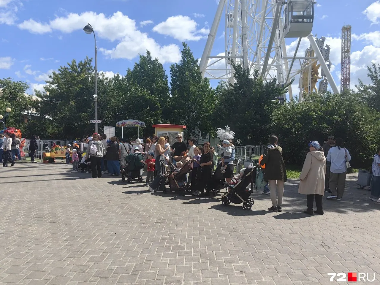 В парке на Цветном бульваре жители стоят в очереди: бесплатно работает «Цирковой», на «Клоун» очередь поменьше, «Бешеная табуретка» стоит 50 рублей.