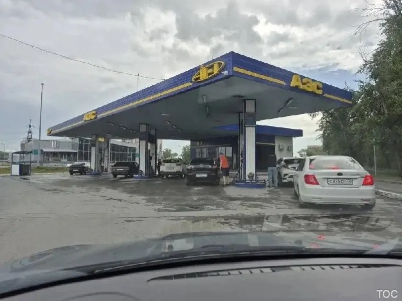 После сообщения о пожаре на нефтеперерабатывающем заводе водители в Тюмени выстроились в очереди за бензином; в одной из сетей заявили, что ограничений пока нет, однако в 15 регионах уже ввели лимиты.