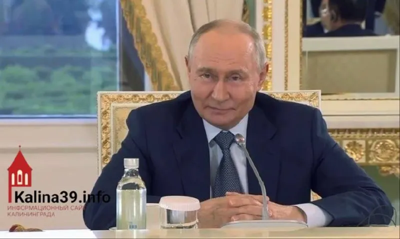 На ПМЭФ президент сообщил, что реальные доходы населения выросли более чем на 28%, а реальные зарплаты — более чем на 25%. При этом он отметил индексацию пенсий и пособий на фоне растущих цен.