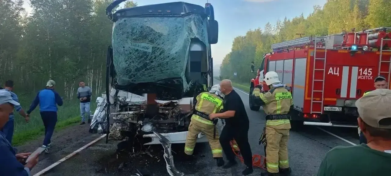 В столкновении вахтового автобуса и грузовика на трассе Курган — Тюмень погиб 60-летний водитель автобуса; медики осмотрели 11 пассажиров, двое ранены.