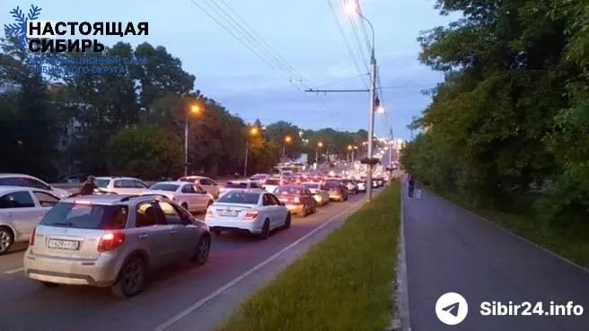 В регионе резко сократилось розничное отпускаемое топливо: водители простаивают в очередях по несколько часов, часть АЗС перешла на обслуживание только корпоративных клиентов, а пассажирские перевозки оказались под угрозой.