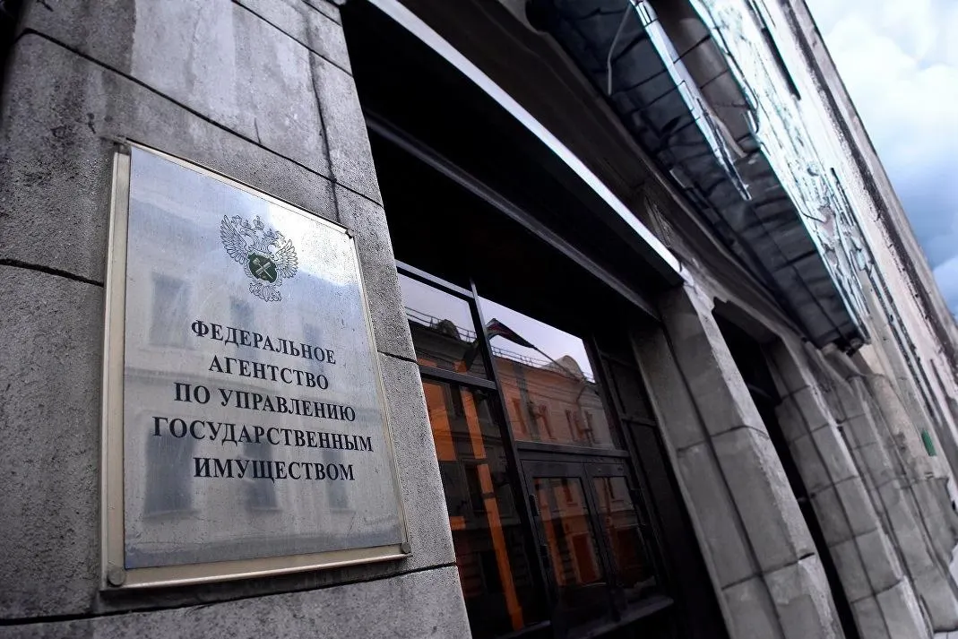 Отменён привязанный к цене порог и обязательная шестимесячная пауза между торгами: теперь можно продавать любую квартиру, изъятую у коррупционеров. Усилены требования к оценщикам и организаторам аукционов, а для религиозной собственности введена особая защита.