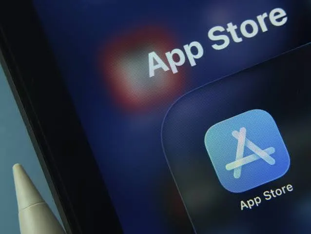 Из магазинов Apple исчезли «Дзен», VK Video, VK Мессенджер, VK Music, VK Знакомства, Почта Mail.Ru и «Одноклассники». Минцифры потребовало проверки от ФАС, пресс‑секретарь президента советует переходить на Android или отечественные системы.