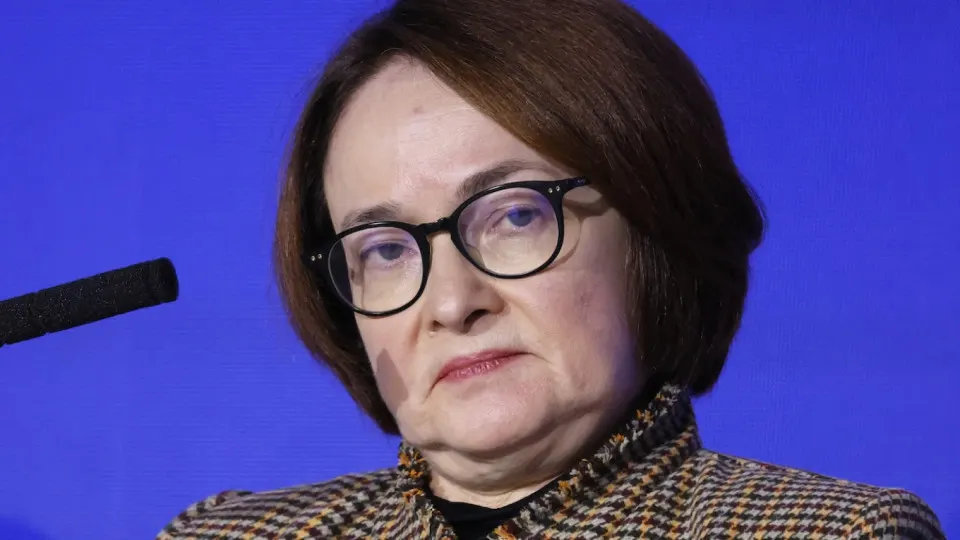 Резкий рост цен на бензин и значительное сокращение выпуска нефтепродуктов усиливают инфляционные риски. Это делает маловероятным быстрое и заметное снижение ключевой ставки и может привести к сохранению высокой ставки дольше, чем ожидают рынки.
