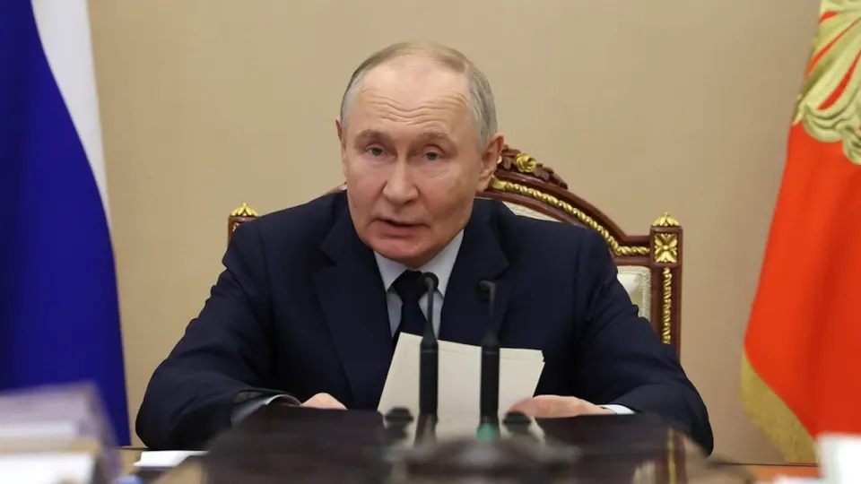 Владимир Путин прокомментировал сокращение инвестиций — падение в первом квартале превысило 14%. Правительство называет причины макроэкономическими и ограничивает бюджетные стимулы.