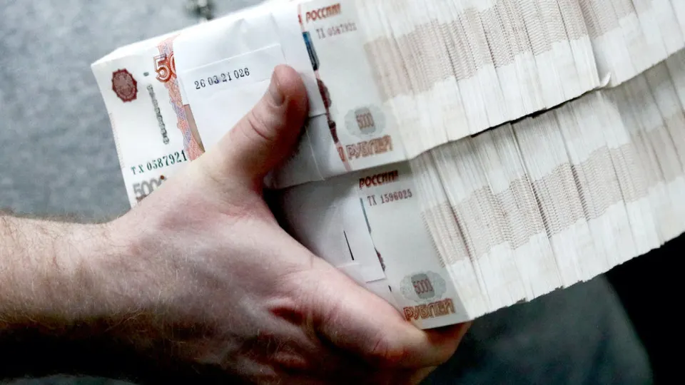 Банки фиксируют массовый отток средств в «наличку»: по данным Центробанка, наличных в обращении около 20 трлн рублей, в апреле из системы выведено примерно 600 млрд.