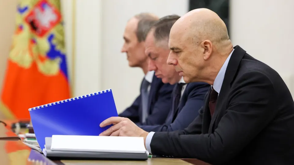 Рост военных расходов, высокие инфляционные риски и сдержанно мягкая политика ЦБ спровоцировали распродажу гособлигаций: индекс RGBI упал, а доходности длинных ОФЗ достигли рекордных за год 15,5%.