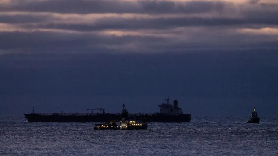 Из‑за роста цен на нефть после обострения на Ближнем Востоке Брюссель предлагает отложить очередную корректировку потолка цен на российское сырьё до января, одновременно расширив санкции против танкеров и других секторов.