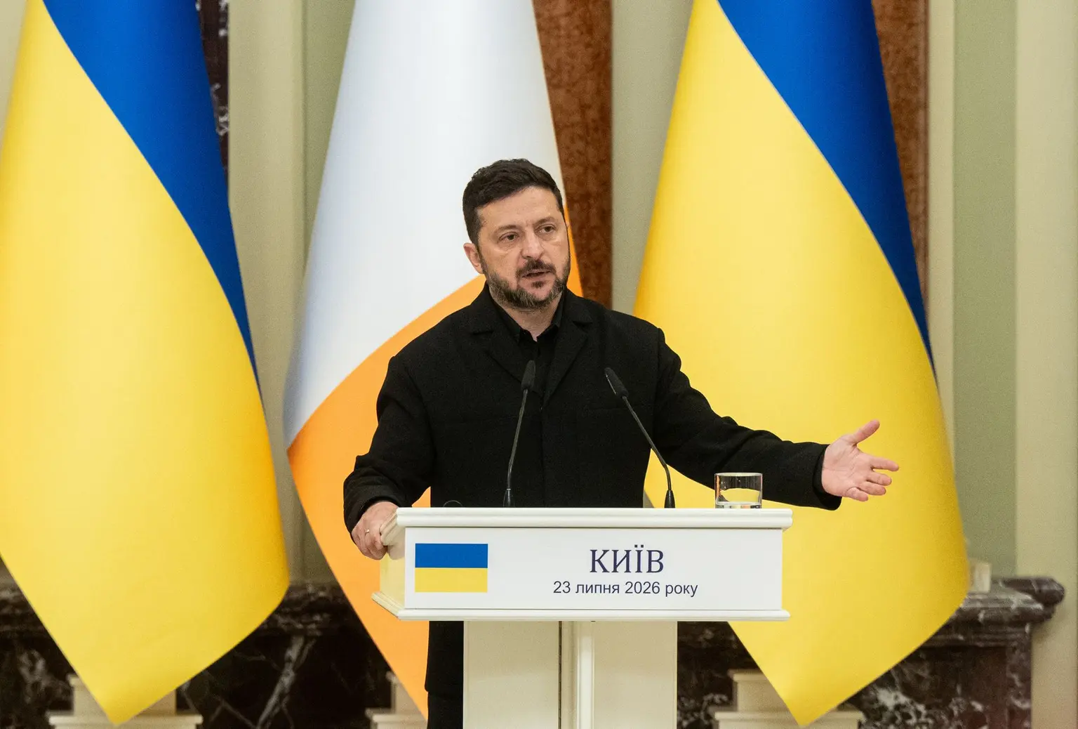 По заявлению президента, по целям в разных российских регионах нанесены удары — названы завод в Кирове, НПЗ в Тюмени, логистический объект в Екатеринбурге, склад ГСМ в Ростове‑на‑Дону и суда в акватории Каспийского моря.