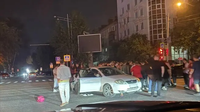 На улице Орджоникидзе легковой автомобиль и мотоцикл столкнулись при развороте. У байкера ушибы, по предварительным данным водительских прав у него не было.