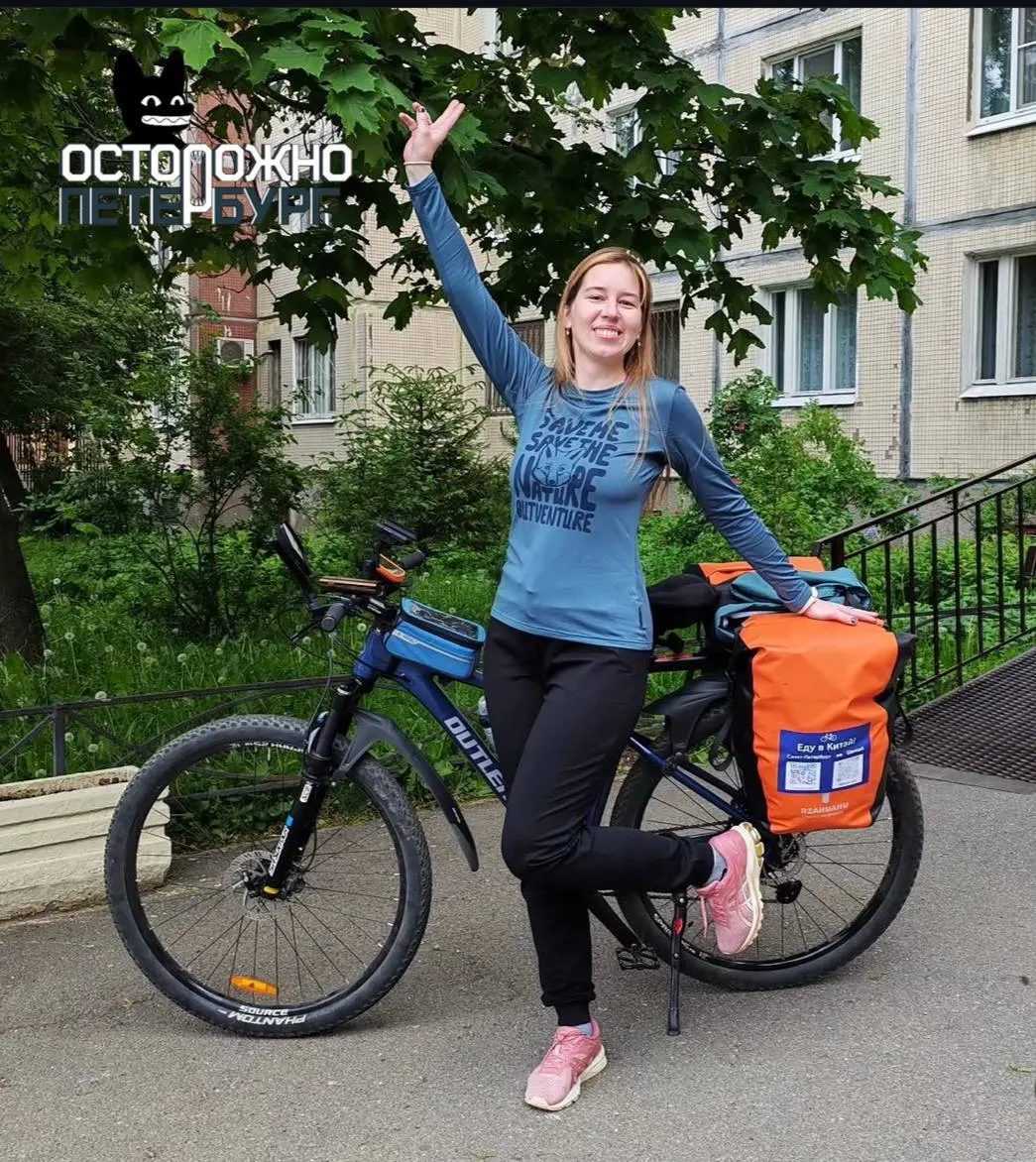 Она планирует проехать около 12 тысяч километров; на подъезде к Чебоксарам получила трещину в руке, но продолжает путь и делится впечатлениями в соцсетях.