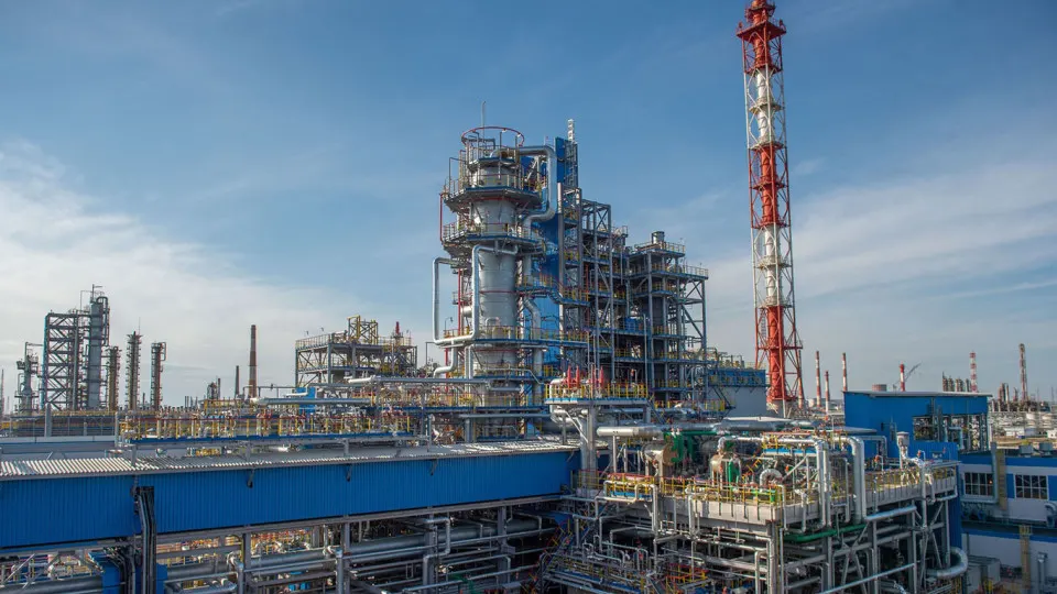 14 июля на крупнейшем нефтехимическом заводе «Газпромнефтехим Салават» приостановили переработку нефти и газового конденсата из‑за повреждений двух основных установок; восстановление может занять от нескольких недель до месяцев и усугубить дефицит нефтепродуктов в России.