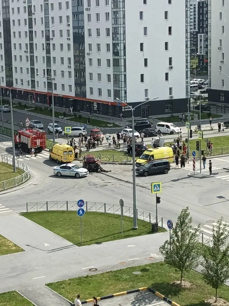 На улице Валентины Трофимовой в Тюмени два автомобиля столкнулись из-за нарушения очередности проезда; пострадали четыре человека.