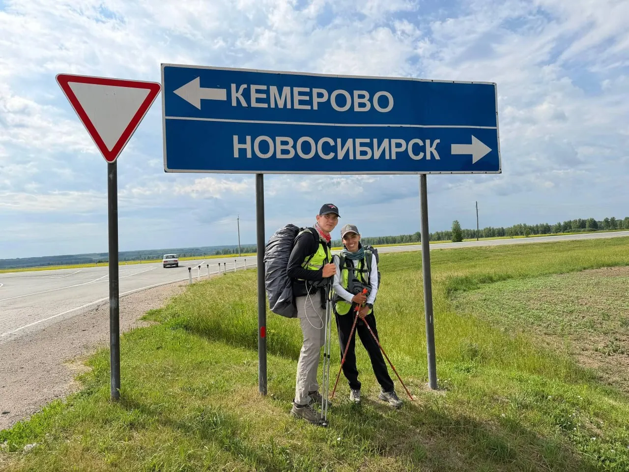 Супруги Павел и Тамара начали пешее путешествие 19 января в Москве и планируют завершить маршрут во Владивостоке 31 декабря. Ранее они прошли через Тюмень — родной город Павла.