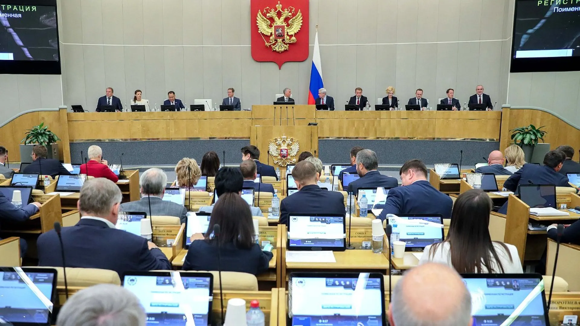 Проекты предлагают запреты на пользование госуслугами, онлайн‑банкингом, регистрацию недвижимости и другие меры для граждан, уклоняющихся от исполнения назначенного в России наказания; реестр будет вестись Минюстом.