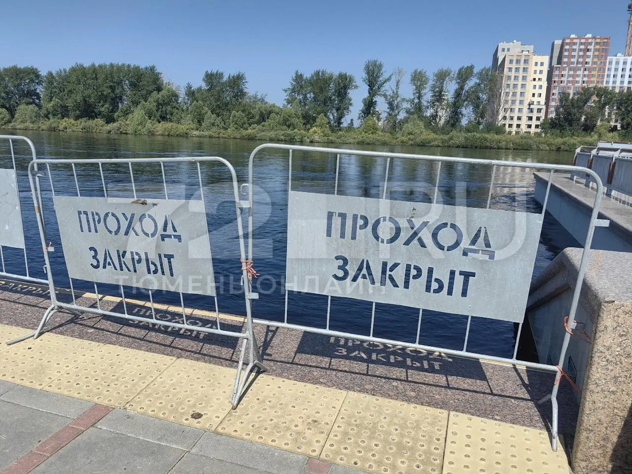 Резкий подъём уровня реки Туры привёл к затоплению второго яруса набережной от Масловского взвоза до бара «Водокачка»: установили забор, вода вышла на тротуар, частично отключили электричество на участке.