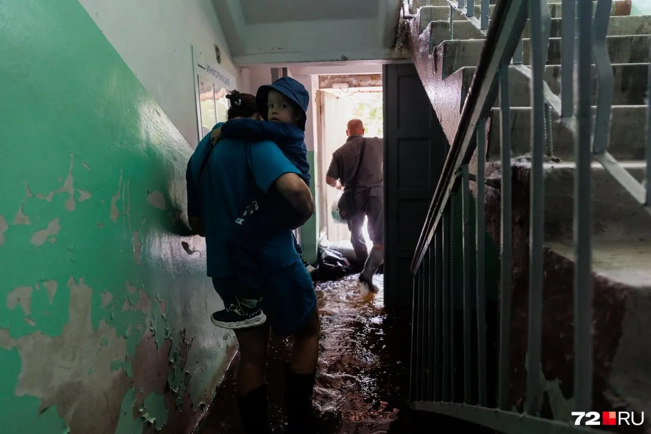 После сильных дождей уровни рек Тавда и Тура резко поднялись: в регионе открыли 70 временных пунктов, эвакуированы семьи, в зону подтопления могут попасть более сотни домов. Роспотребнадзор рекомендует кипятить воду.