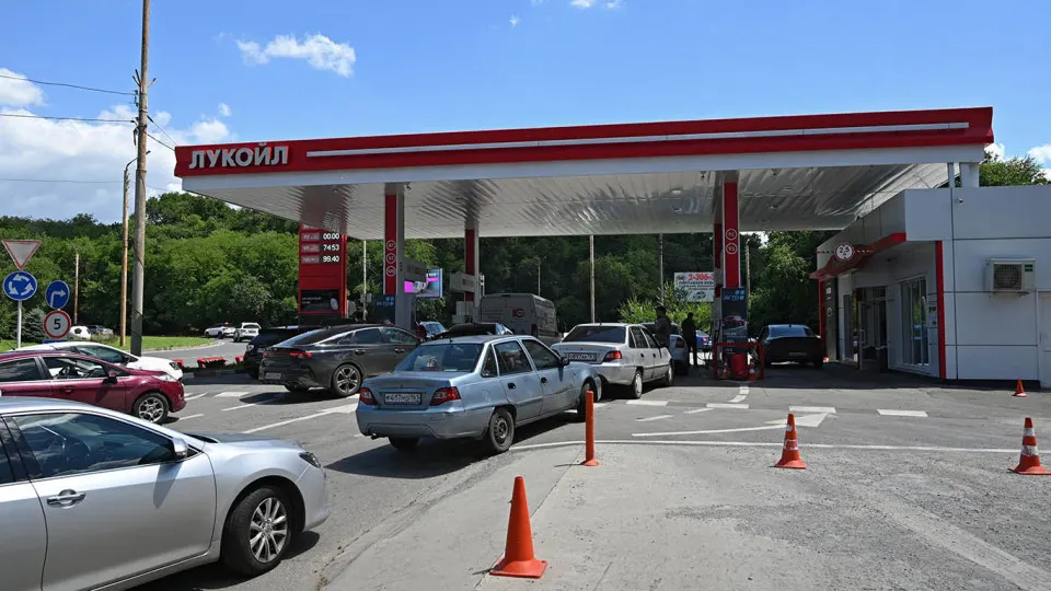 Цена на белорусский АИ‑92 выросла до 127 тыс. руб./т — рост за неделю 6%, с начала мая — в 1,8 раза. Объемы продаж на бирже увеличились, но дефицит топлива в стране сохраняется; правительство ищет пути увеличения импорта.
