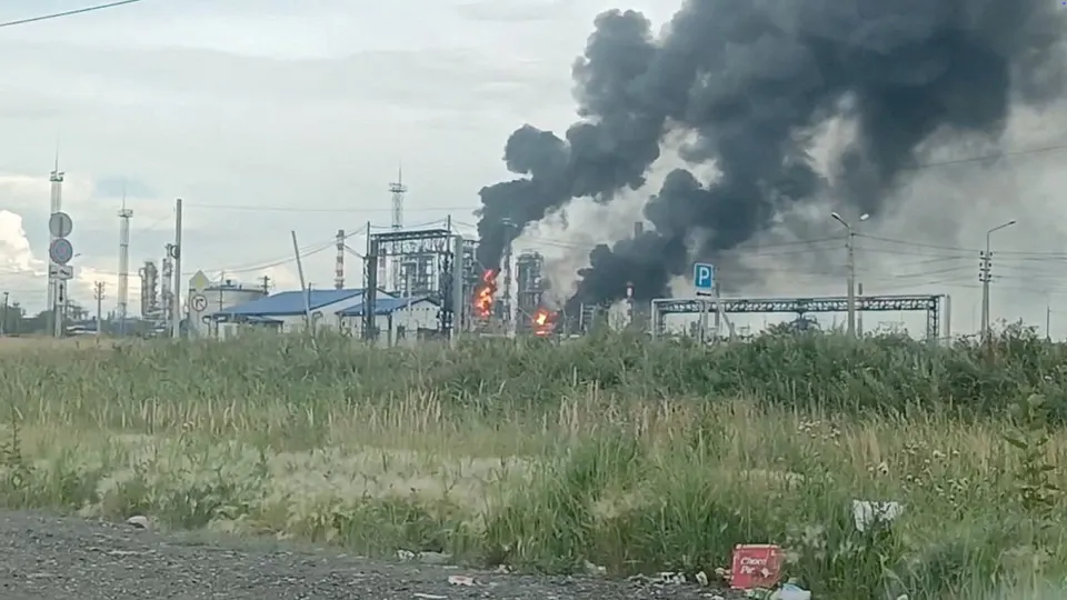 Росстат: в июне производство нефтепродуктов упало на 12% (−21,7% к прошлому году), за полугодие — на 7,7%. Удары по НПЗ, в том числе Омскому, усилили дефицит, выросли цены, введён импорт и налоговые льготы для ввозимого топлива.