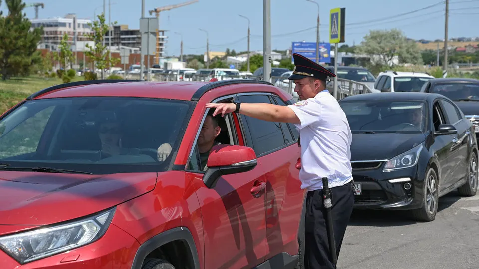 Власти направили полицейские наряды на самые загруженные автозаправки региона для обеспечения порядка после инцидента со стрельбой и в условиях продолжающегося дефицита топлива и длительных очередей.