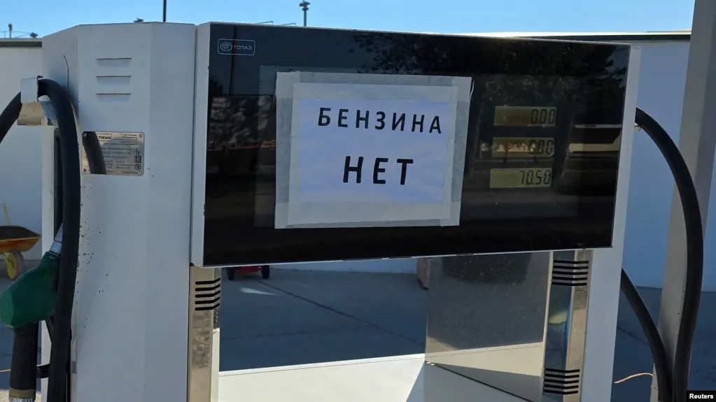 За период 23–29 июня в Севастополе зафиксирован рекордный недельный рост цен на бензин — около 30%. По России среднее подорожание бензина составило 1,6%, дизеля — 2,23%. Дефицит топлива связывают с разрушениями на НПЗ, логистическими проблемами и локальными ограничениями в продаже.