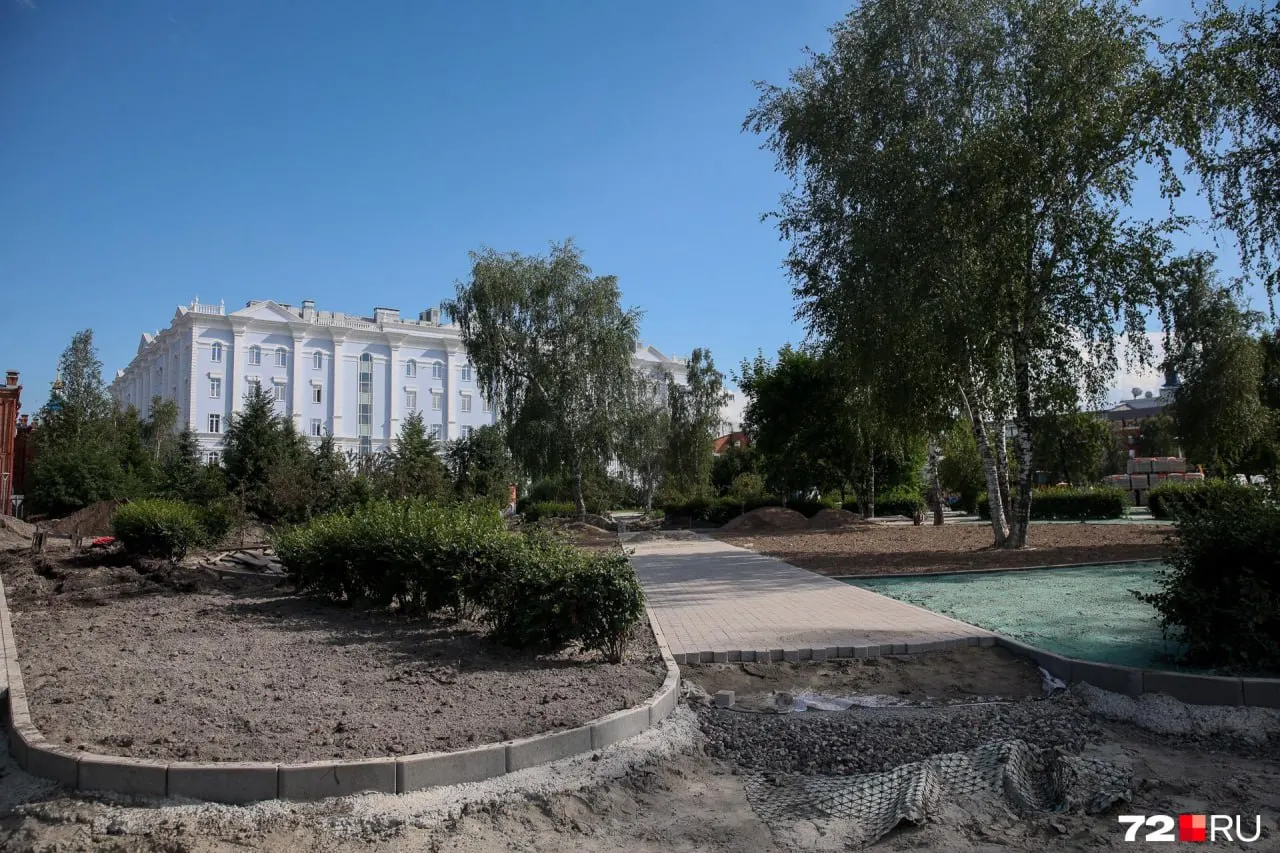 На площади на улице Республики появятся арт‑объекты, спортивный комплекс, детская площадка и фонтан. Открытие запланировано на осень 2026 года.