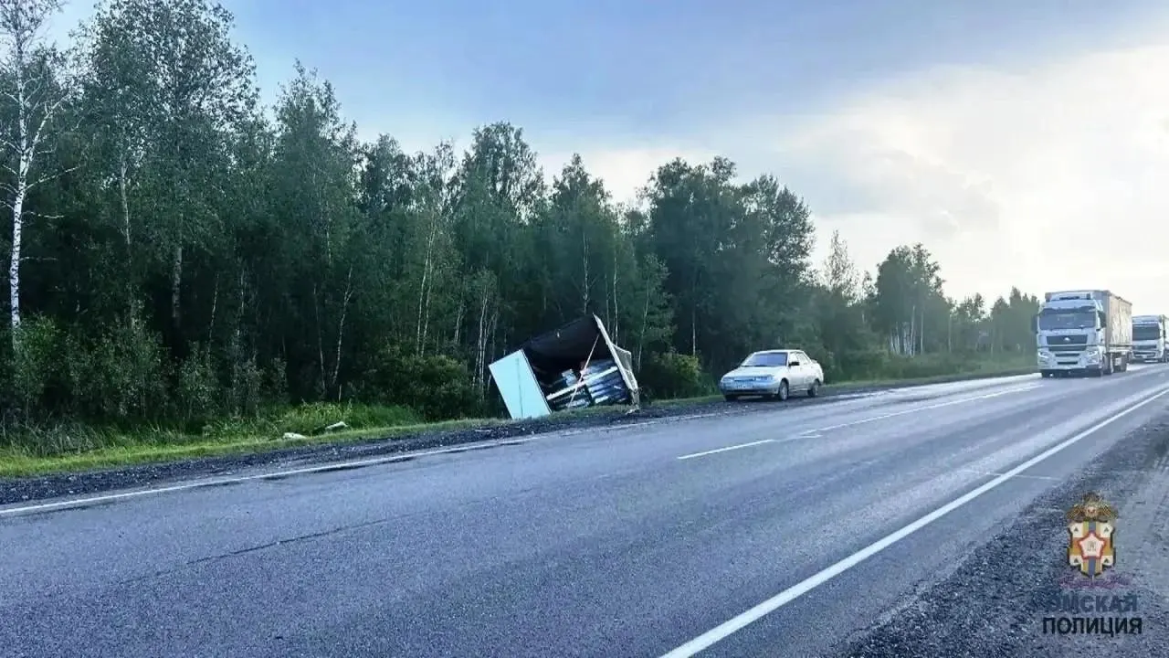 На 454-м км трассы Renault Sandero выехал на встречную полосу и столкнулся с грузовиком. Женщина-водитель скончалась, двух девочек госпитализировали.