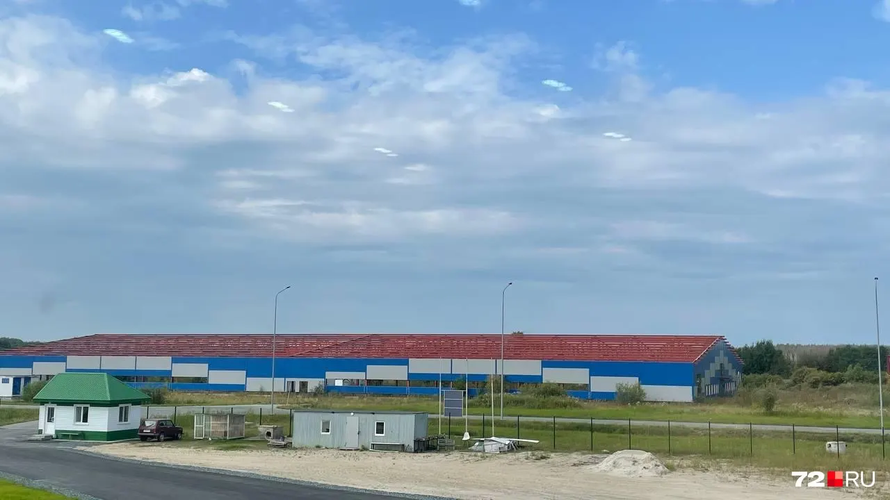В индустриальном парке «Боровский» недостроенный объект, где ранее планировали выращивать шампиньоны, приобрела другая компания — вместо грибов здесь хотят запускать переработку мяса птицы; сроки запуска пока неизвестны.
