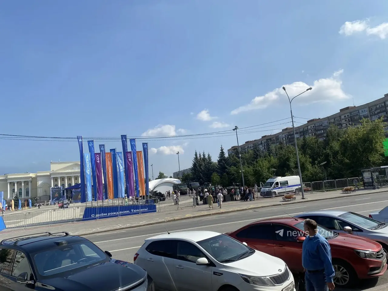 На площади 400-летия открыли вход: включили музыку, гости ждут вечернего выступления группы «Песняры».