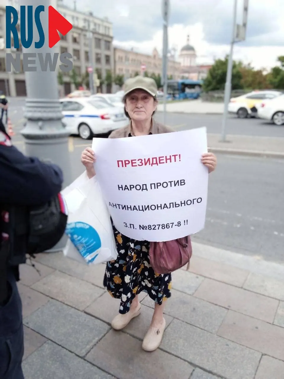Наталью Шамину задержали на Старой площади в Москве во время одиночного пикета: активистка выступала против законопроекта, который передаёт регионам право исключать памятники из госреестра.