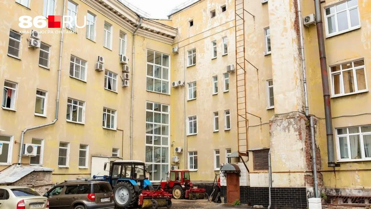 Решения о переустройстве дворовой территории, включая организацию парковки, должны приниматься на общедомовом собрании собственников; дальнейшие работы требуют оформления протокола и необходимых согласований.