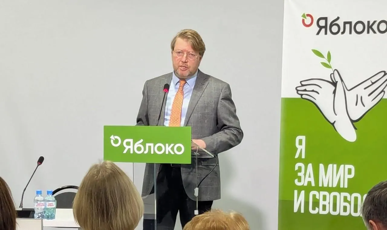 Суд оставил в силе штраф председателю партии «Яблоко» Николаю Рыбакову за публикацию с изображением Алексея Навального; партия намерена обжаловать решение в Конституционном суде.
