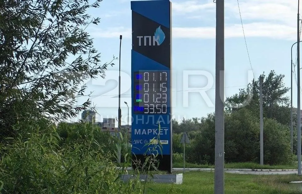 На автозаправках сети зафиксировали цены: 92 — до 117 ₽/л, 95 — до 121 ₽/л, дизель — 123 ₽/л.