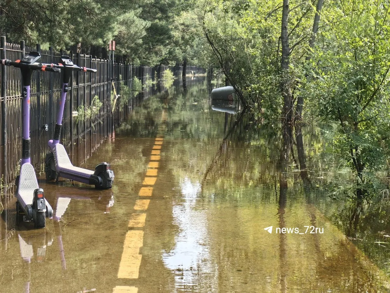 На пляже озера Круглого уровень воды поднялся настолько, что подошёл вплотную к лесной зоне — фотографии с места показывают подтопление береговой полосы.