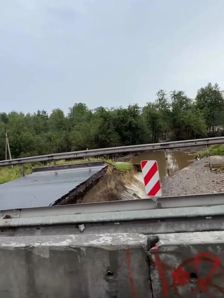 Участок трассы, размытой на прошлой неделе, остаётся суженным: проезд открыт, но работает только две полосы. Точные сроки восстановления пока неизвестны.