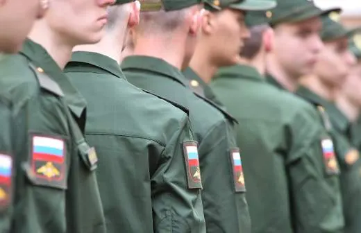 Правительство поддержало законопроект, позволяющий направлять призывников на службу в пожарные подразделения МЧС для тушения пожаров и проведения аварийно‑спасательных работ в населённых пунктах.