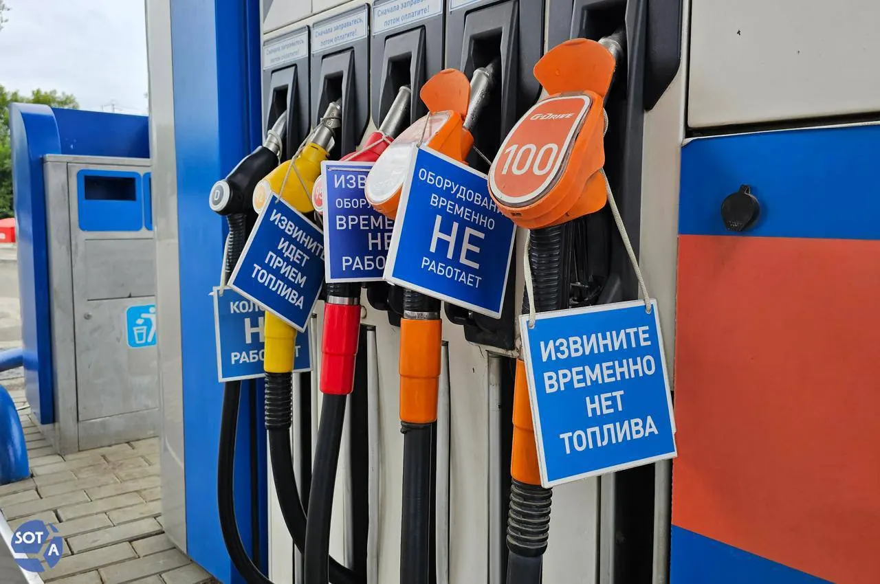 Медианные цены на бензин в начале июля показали двузначный рост по всем маркам; эксперты считают, что краткосрочного снижения цен ждать не стоит из‑за структурного дефицита и проблем на НПЗ.