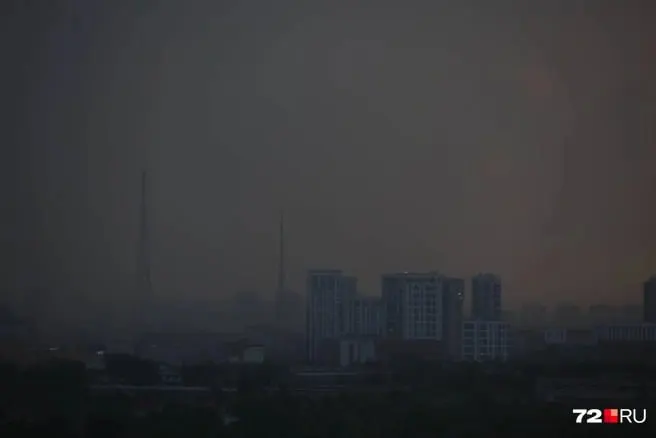 Синоптики предупреждают: в ближайшие дни в Тюмени ожидается сочетание дневной жары и кратковременных, а затем продолжительных дождей с грозами. Осадки прогнозируют до конца недели.