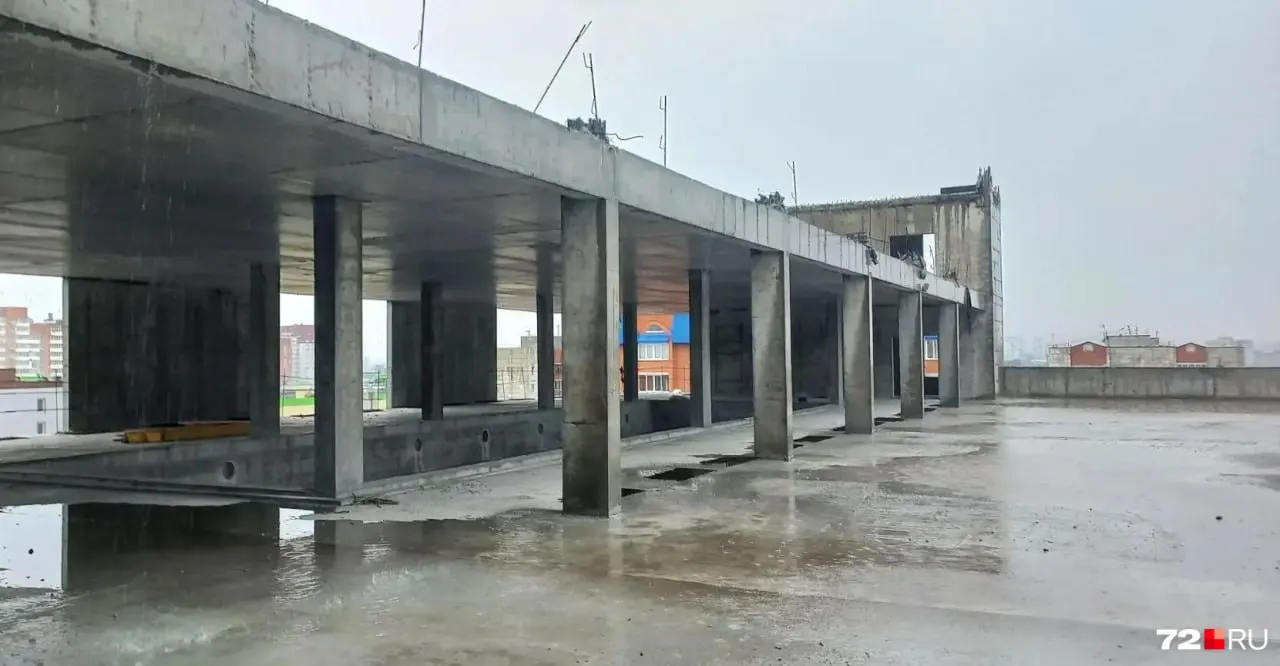 В Тюмени начали демонтаж недостроя у ЦУМа. Работы стартовали в январе 2026 года — на месте планируют возвести отель, который должен открыться в 2028 году. Фотографии со стройплощадки прислал читатель.