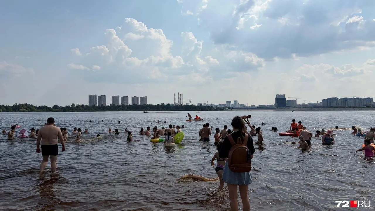Жара вывела горожан на бесплатный пляж в Тюмени: из-за поднявшегося уровня Туры вход в воду теперь по песку, на берегу много мусора, не хватает урн и кабин для переодевания.