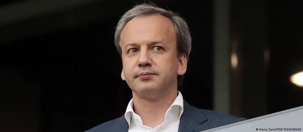 Аркадий Дворкович объявил, что будет оспаривать в суде своё включение в санкционный список Европейского союза и до решения суда добровольно сложил полномочия главы Международной шахматной федерации; обязанности президента временно возьмёт на себя вице-президент Вишванатан Ананд.
