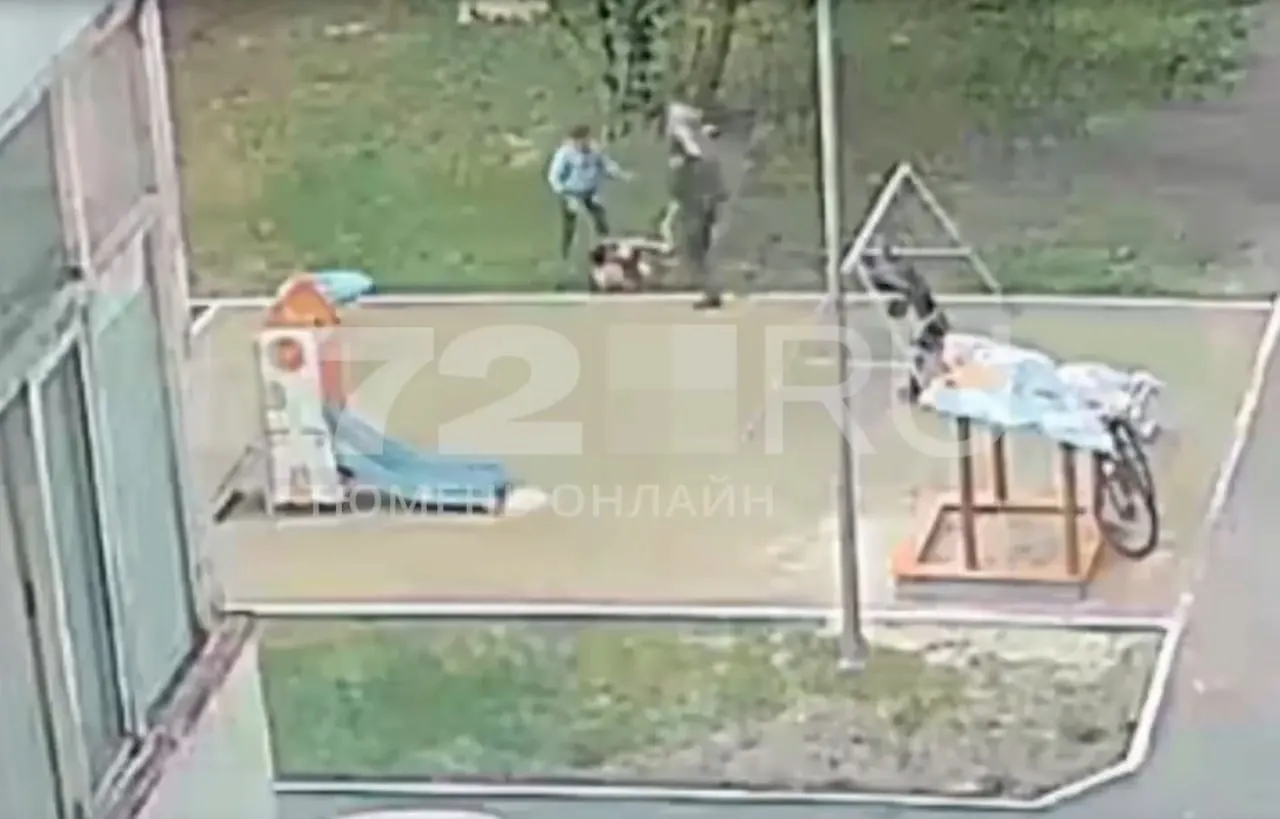 Инцидент произошёл в июне: на появившемся позже видео видно, как взрослый толкает и бьёт мальчика. Полиция сообщает, что личность нападавшего установлена.