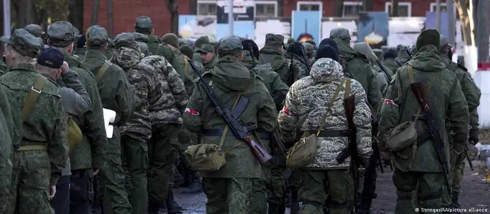 Украинская сторона сообщает о подготовке расширенной мобилизации в РФ, власти это отрицают. Независимые источники фиксируют проблемы с набором контрактников — разбираемся, какие есть признаки, что об этом говорят официальные лица и эксперты.