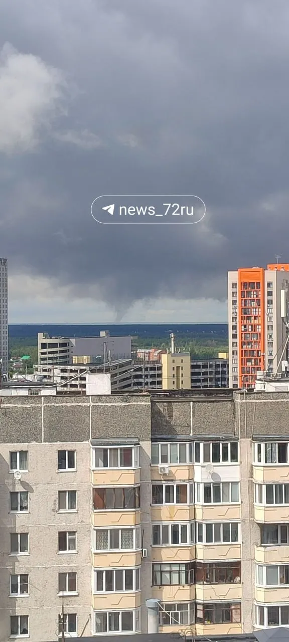 Жители окрестностей Тюмени приняли воронкообразное облако за смерч. Местный метеоролог объяснил, что это классическая облачная воронка, которая не опустилась до земли из‑за недостатка ветра и влаги.