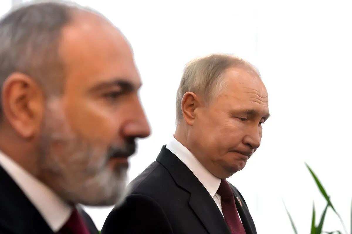 За январь–май 2026 года товарооборот между Арменией и Россией составил $2,196 млрд — это на 21,5% меньше, чем годом ранее. Доля России в структуре внешней торговли Армении упала с 35,1% до 28%. Сокращение совпало с ограничениями на ввоз армянских продуктов и последующими переговорами между властями двух стран.